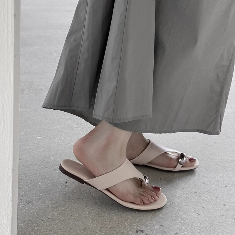 Damen Zehentrenner mit modischem Riemendesign und eleganter Metallverzierung R&B