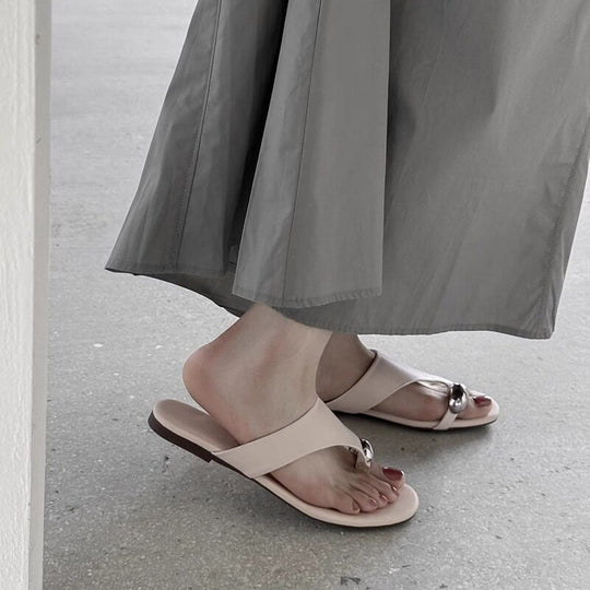 Damen Zehentrenner mit modischem Riemendesign und eleganter Metallverzierung R&B