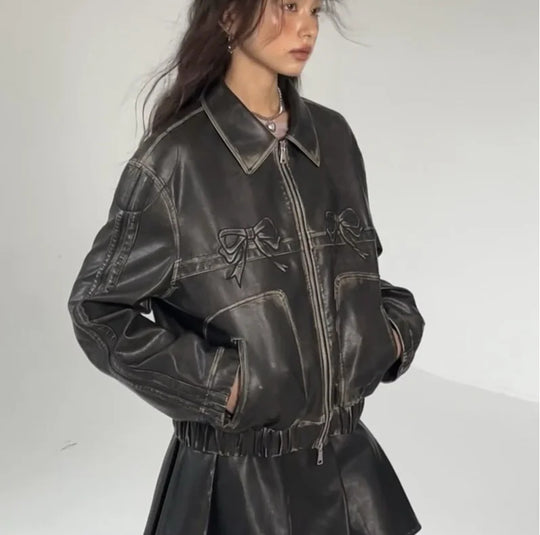 Damen Modische Kunstlederjacke mit dekorativen Schleifen und sportlichen Streifen R&B