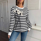 Damen nan gestreiftes Ripp-Langarmshirt mit dreidimensionaler Blumenapplikation und Rundhals R&B