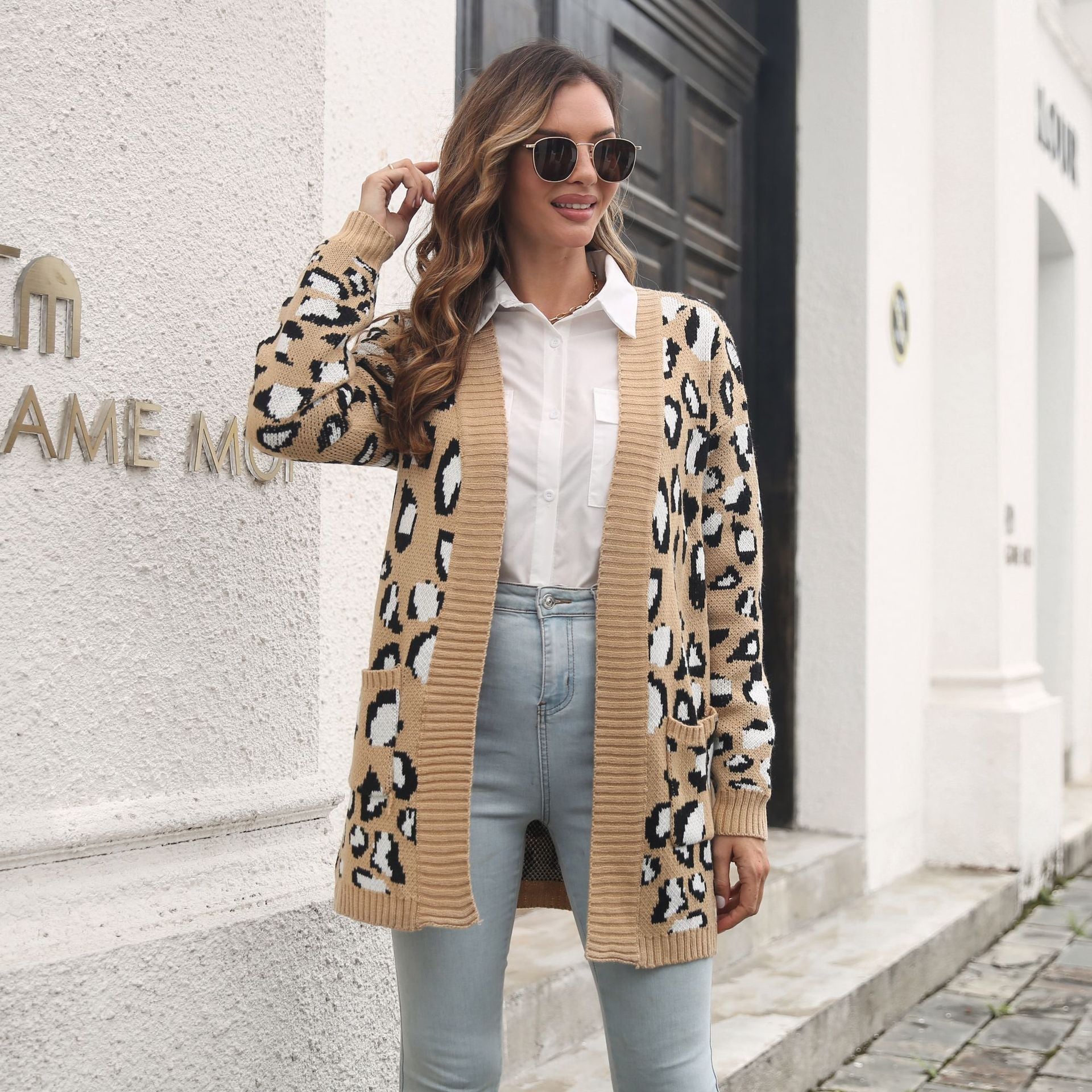 Damen Strickjacke mit modernem Leopardenmuster und Taschen R&B
