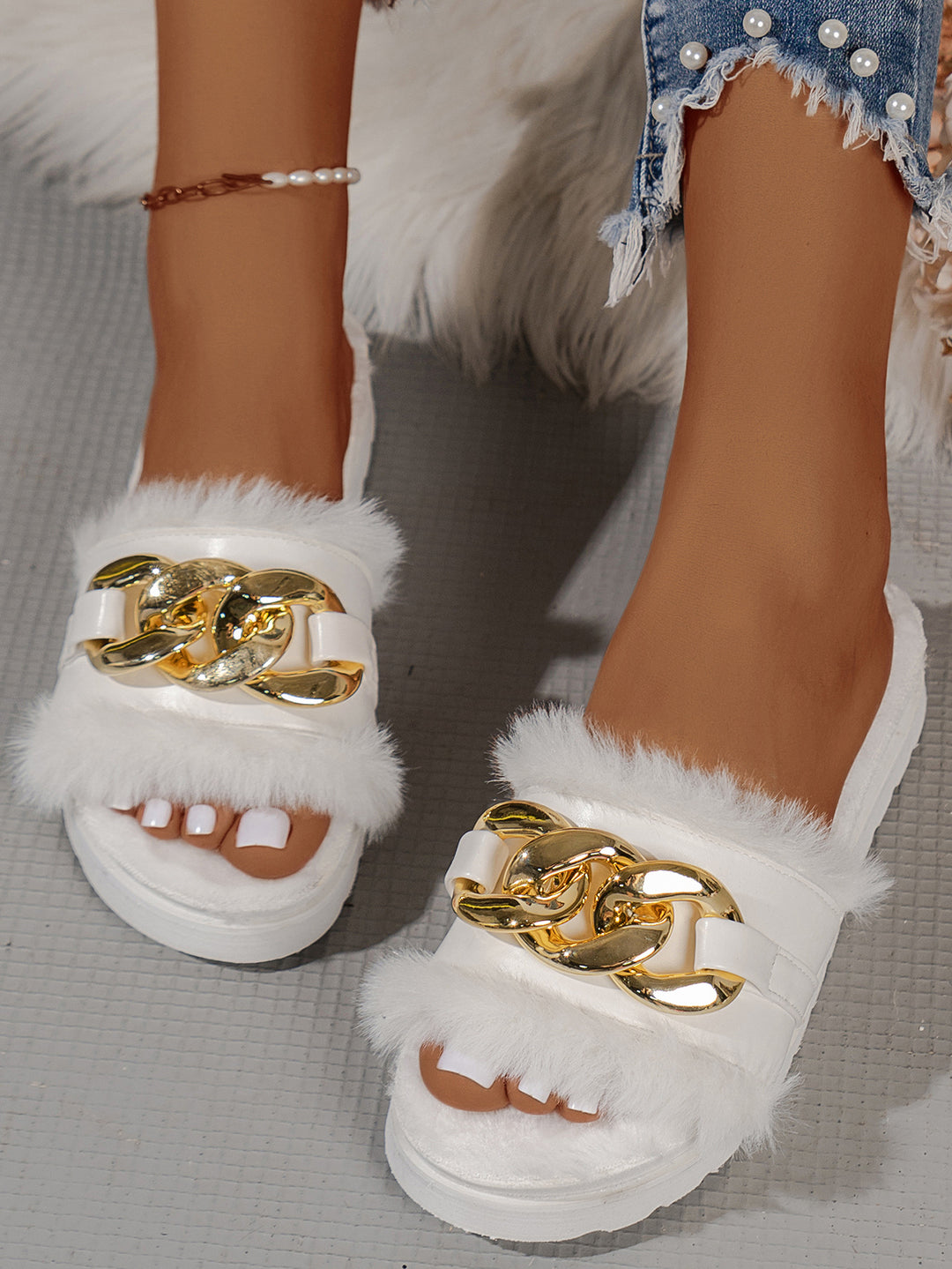 Damen Slide-Sandalen mit modischem Pelzbesatz und auffälliger Kettenapplikation R&B