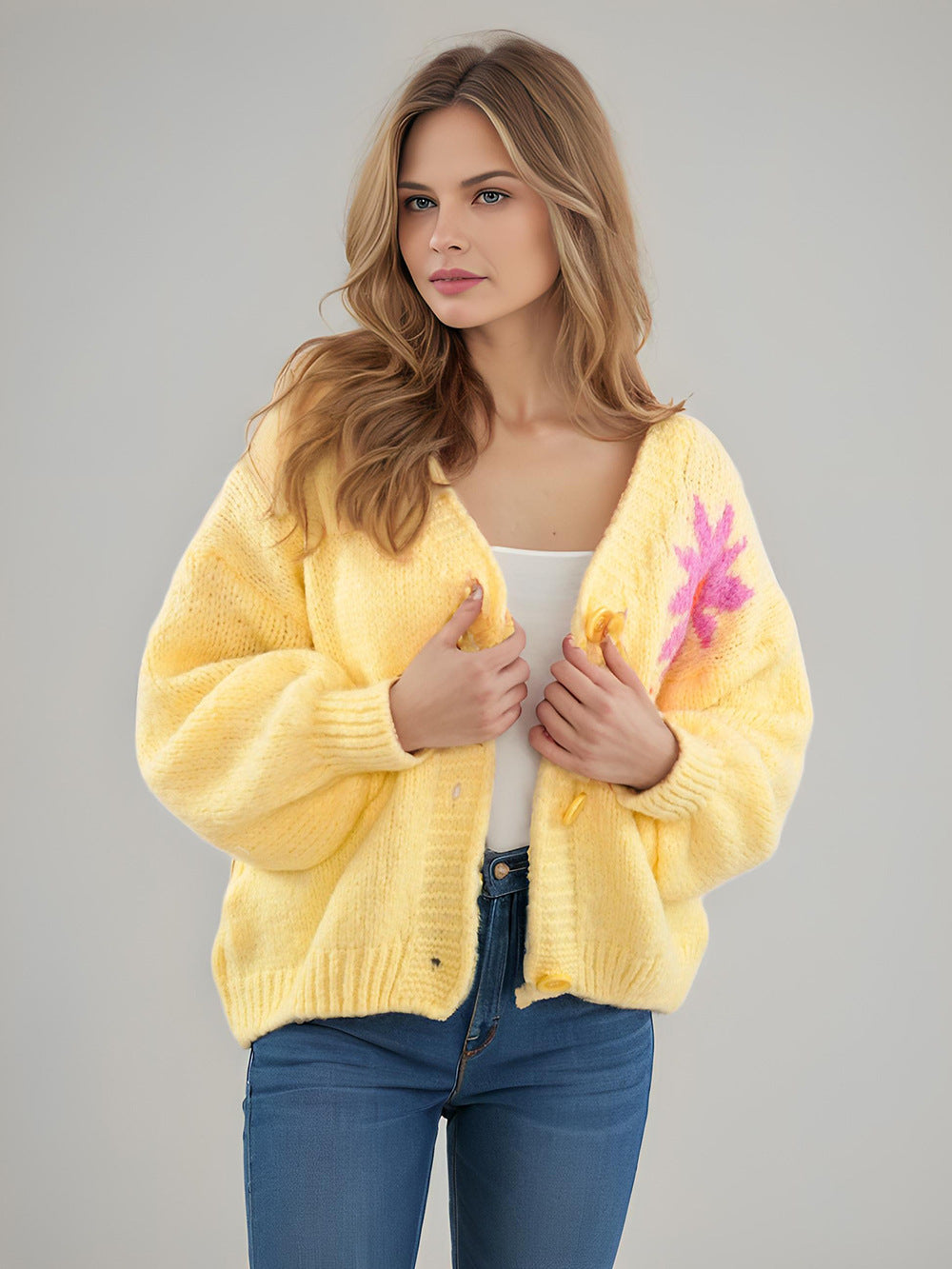 Damen gemütlicher Strickcardigan mit floralem Design und modernen Knopfdetails R&B