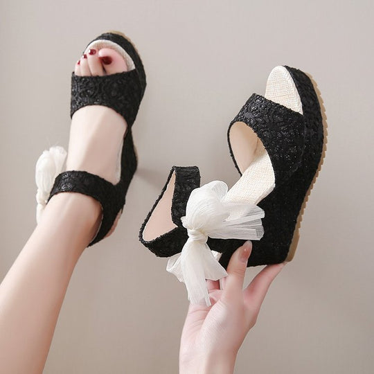 Damen nan romantische Keilabsatz-Sandalette mit Spitzenoptik und Organza-Schleife R&B
