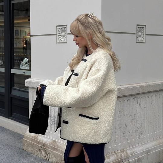 Damen Kunstfelljacke mit modernem Schnitt und praktischen Knopfdetails R&B