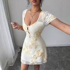 Damen nan figurbetontes Tüll-Minikleid mit dreidimensionaler Blütenstickerei, vorderem Schlitz und kurzen transparenten Ärmeln R&B