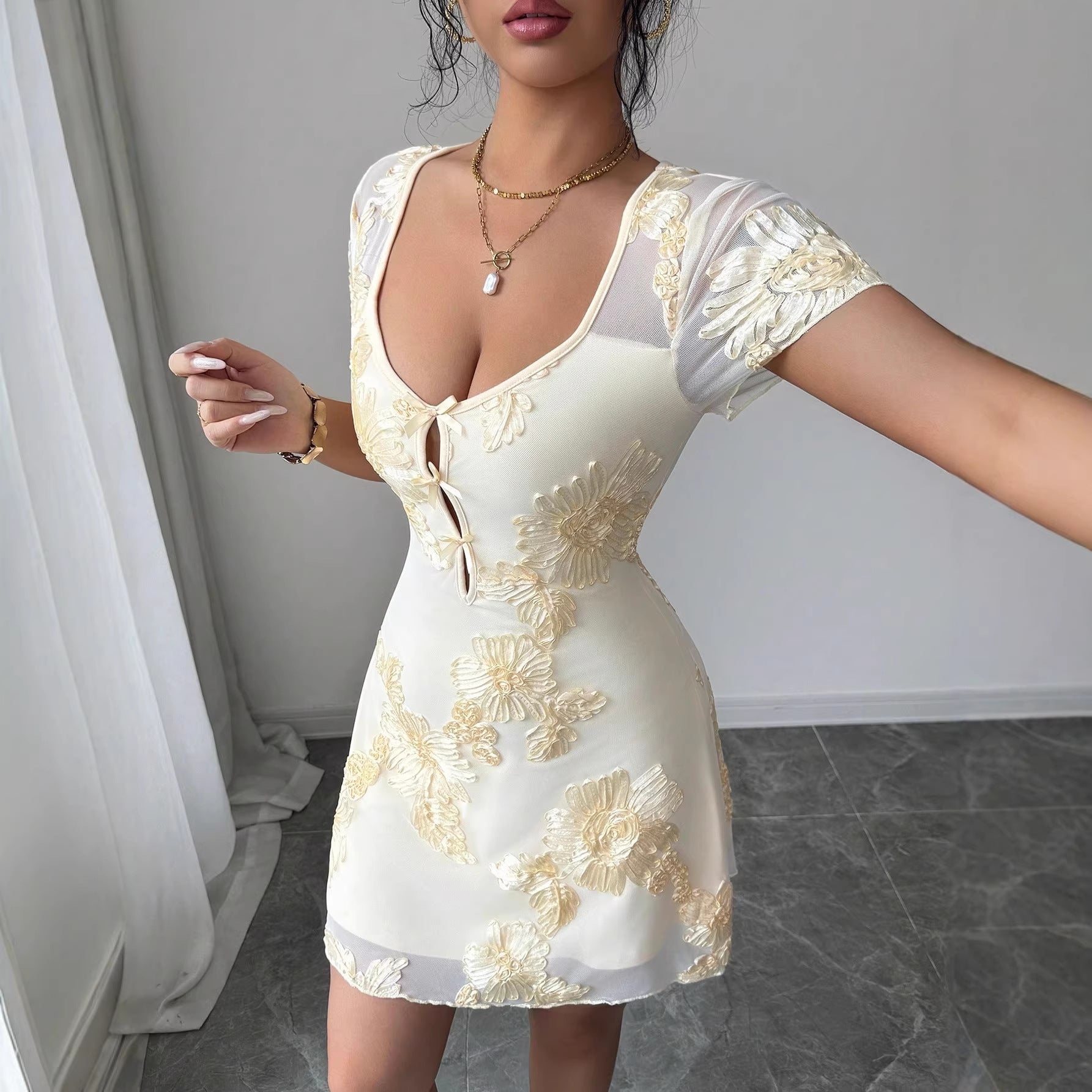 Damen nan figurbetontes Tüll-Minikleid mit dreidimensionaler Blütenstickerei, vorderem Schlitz und kurzen transparenten Ärmeln R&B