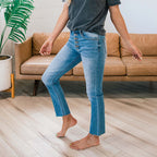 Damen High-Waist Jeanshose mit Knopf-Detail und modischem Fransenabschluss R&B