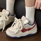 Damen modische Low-Top Sneakers mit breiten Schnürsenkeln und dekorativem Logo R&B