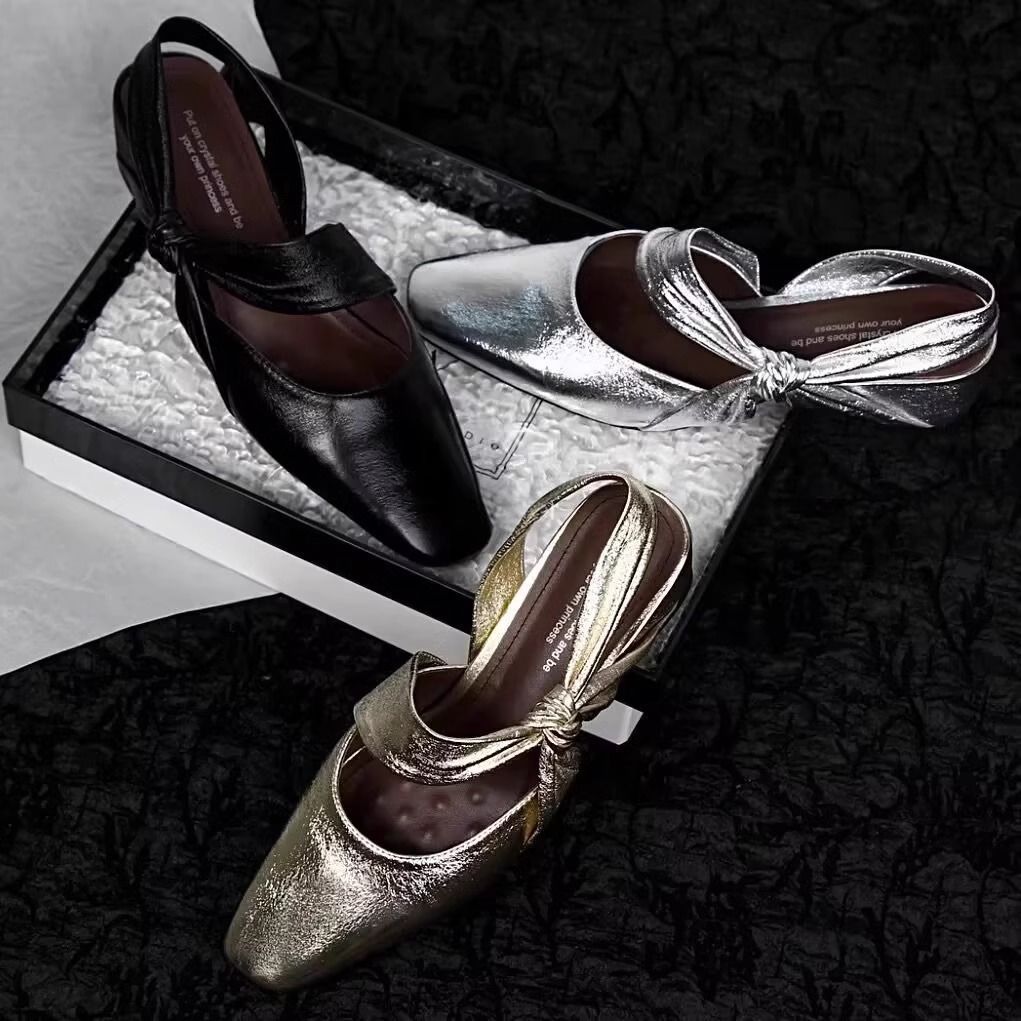 Damen Slingback-Pumps mit eleganter Schleifenverzierung und glänzender Oberfläche