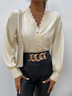 Damen Elegante Bluse mit Spitzenbesatz und Knopfdetails