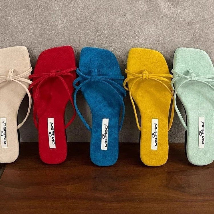Damen Elegante und modische Slipper mit zarten Riemchen EB