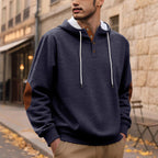 Herren nan Kapuzenpullover im puristischen Freizeitstil mit Henley-Knopfleiste, kontrastierter Kapuzeninnenseite und Ellenbogenaufnähern R&B
