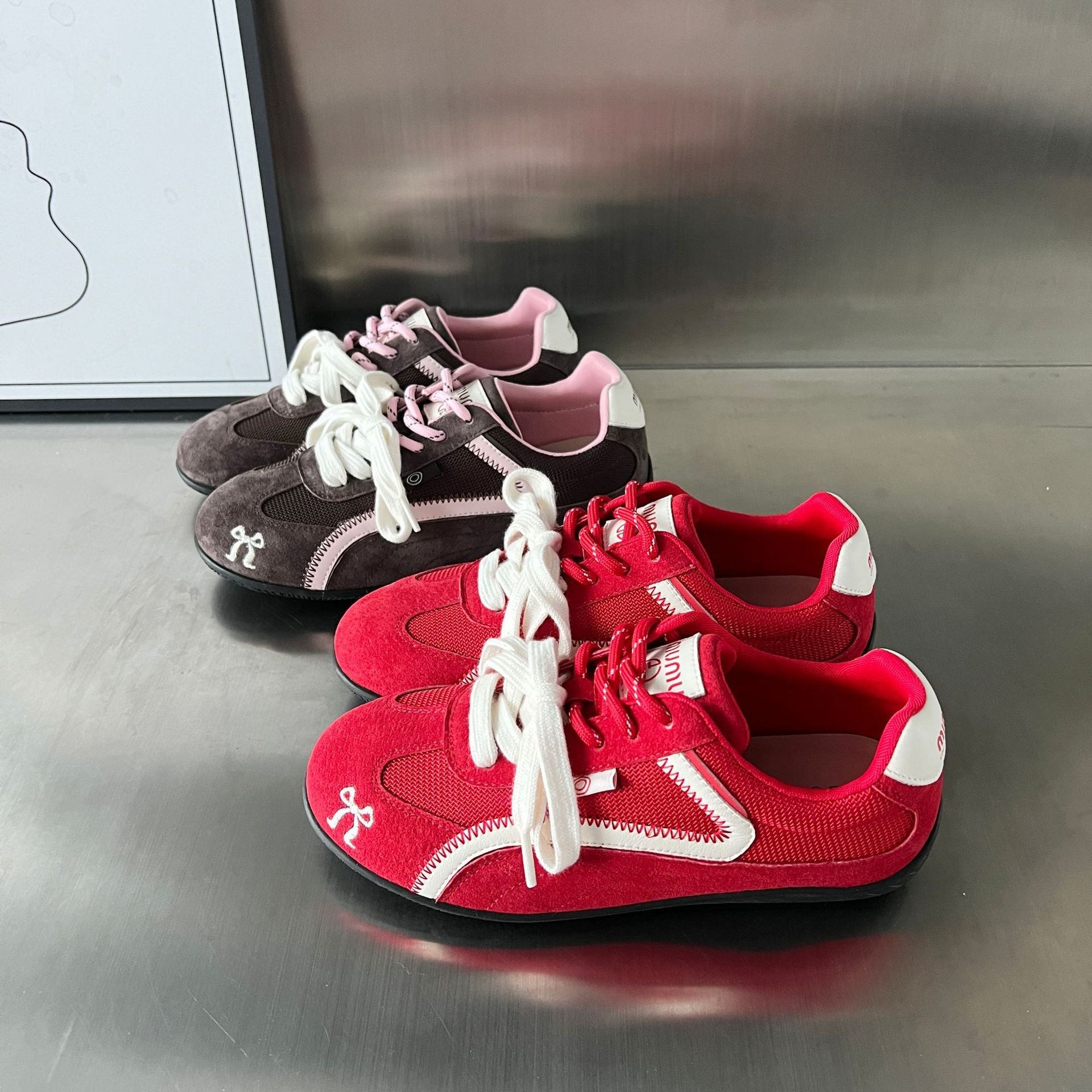 Damen Sportliche Sneakers mit atmungsaktiver Mesh-Oberfläche und eleganter Wildlederverzierung R&B