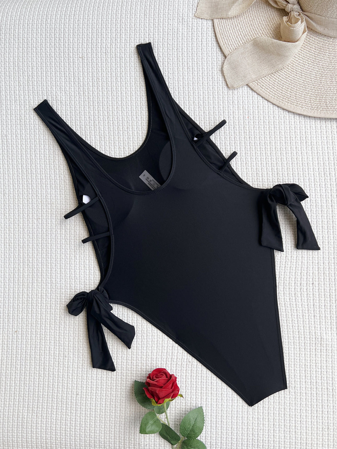 Damen Hochgeschnittener Badeanzug mit eleganten Schnürdetails R&B