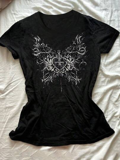 Damen T-Shirt mit künstlerischem Schmetterlingsdesign und herzförmigem Akzent R&B