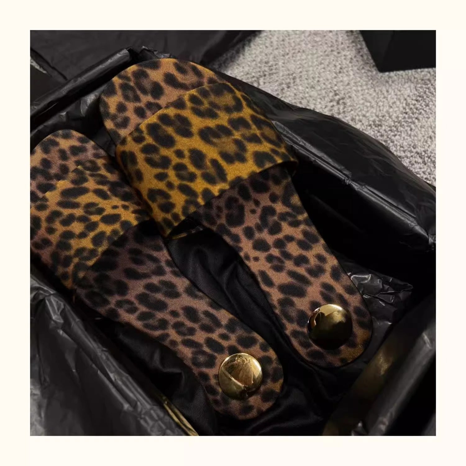 Damen Sandalen im luxuriösen Leopardenmuster mit breitem Riemen und eleganter Schnallenakzent R&B