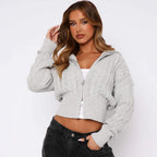 Damen cropped Strickjacke mit detailliertem Zopfmuster und hohem Kragen R&B