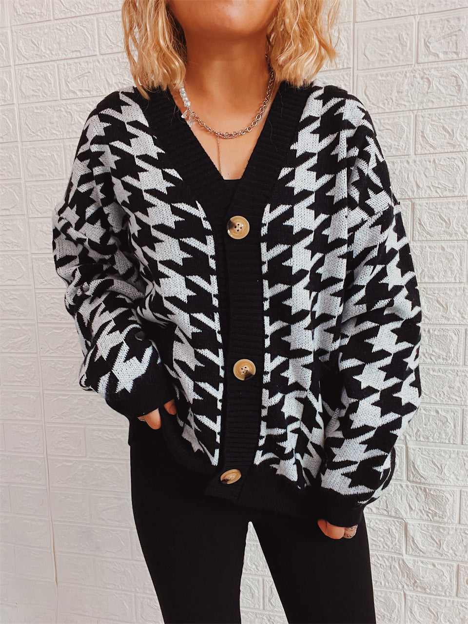 Damen gemütlicher Strickcardigan mit modernen Hahnentrittmuster und Knopfdetails R&B