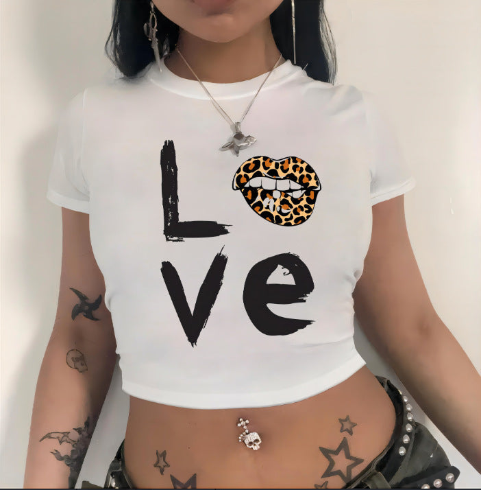 Damen Crop-T-Shirt mit animalistischem Lippenmotiv und auffälligem Schriftzug R&B