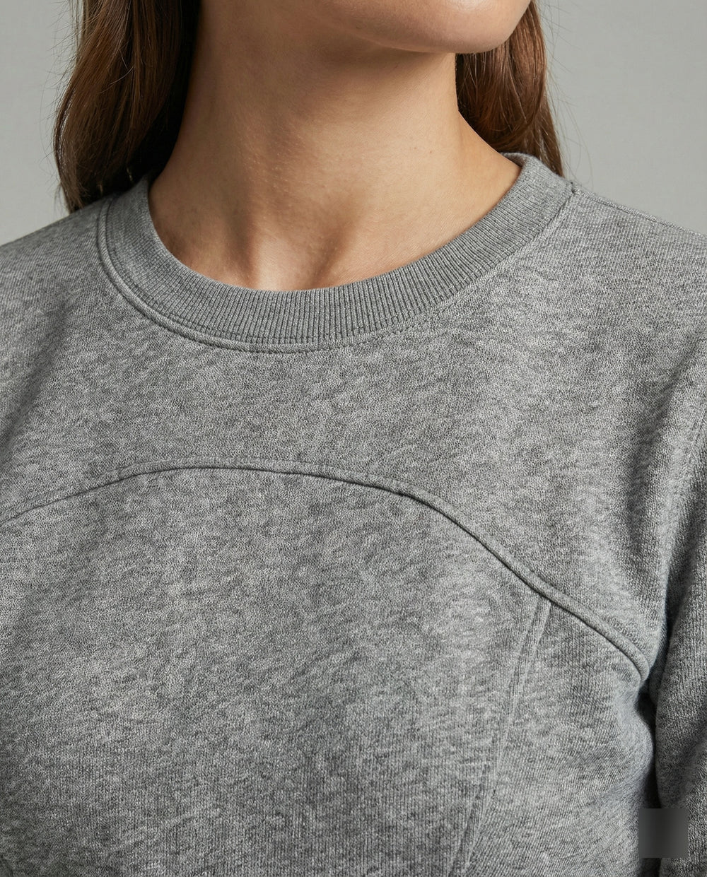 Stylisches figurbetontes Damen Langarmshirt mit Rundhalsausschnitt in modernem Grau