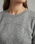 Stylisches figurbetontes Damen Langarmshirt mit Rundhalsausschnitt in modernem Grau