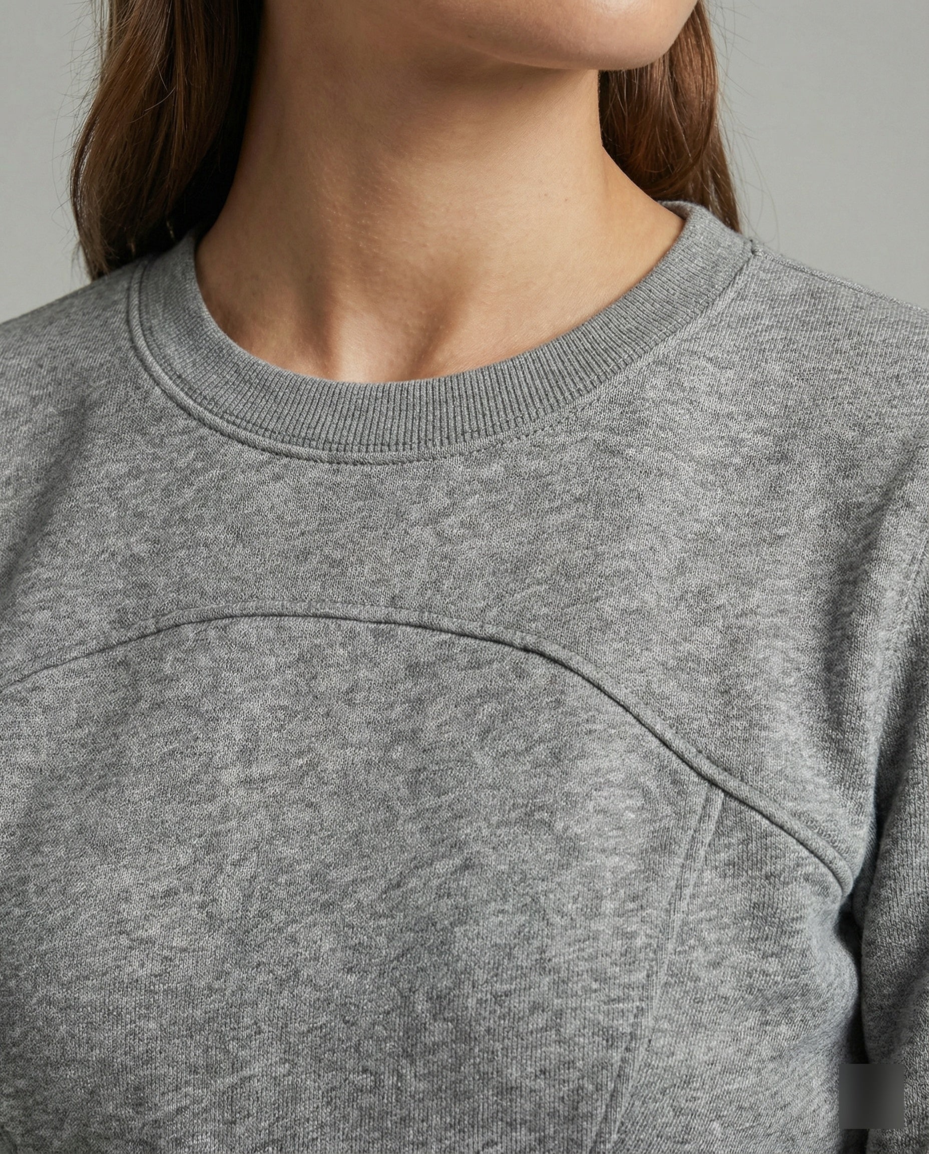 Stylisches figurbetontes Damen Langarmshirt mit Rundhalsausschnitt in modernem Grau