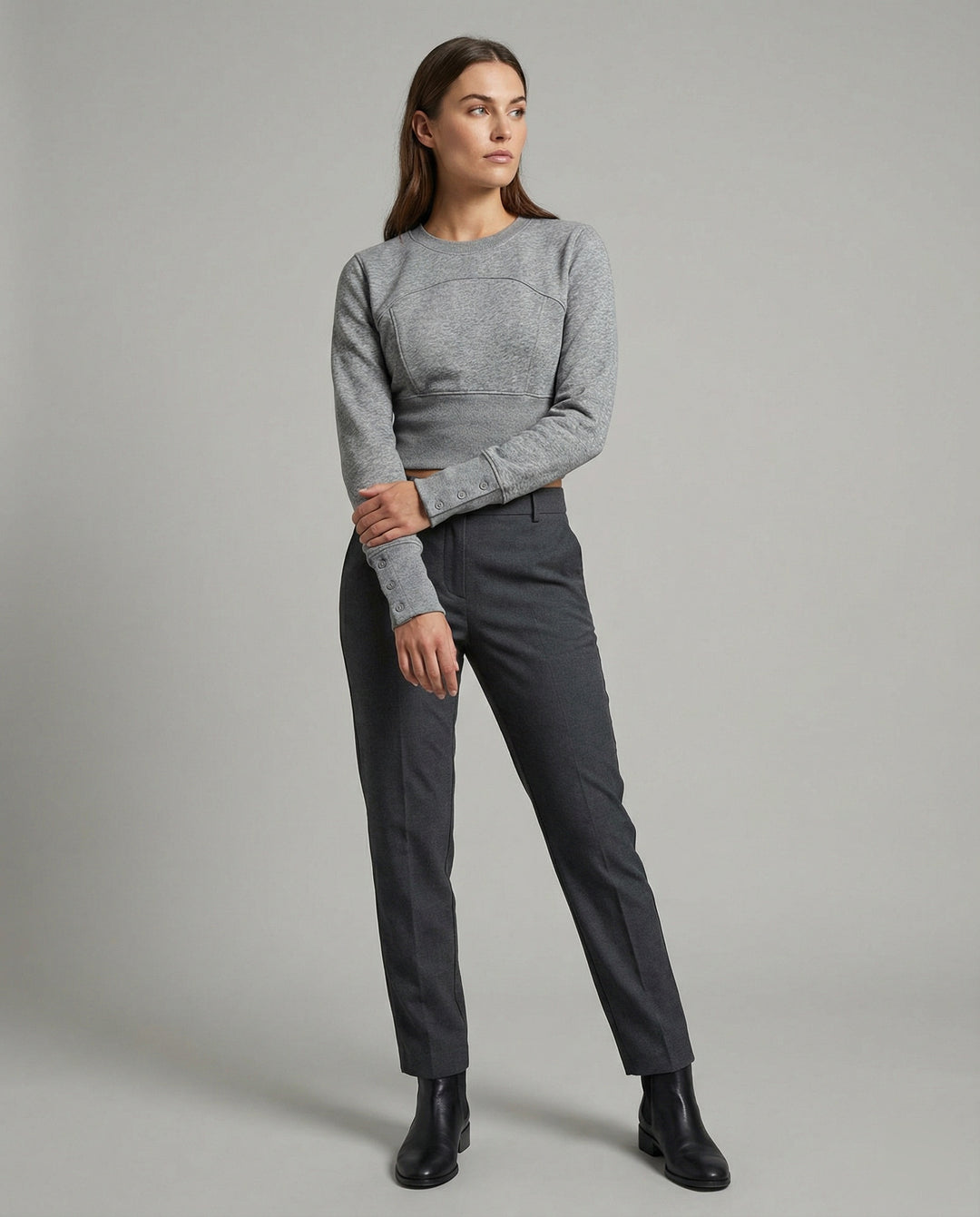 Stylisches figurbetontes Damen Langarmshirt mit Rundhalsausschnitt in modernem Grau