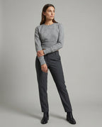 Stylisches figurbetontes Damen Langarmshirt mit Rundhalsausschnitt in modernem Grau