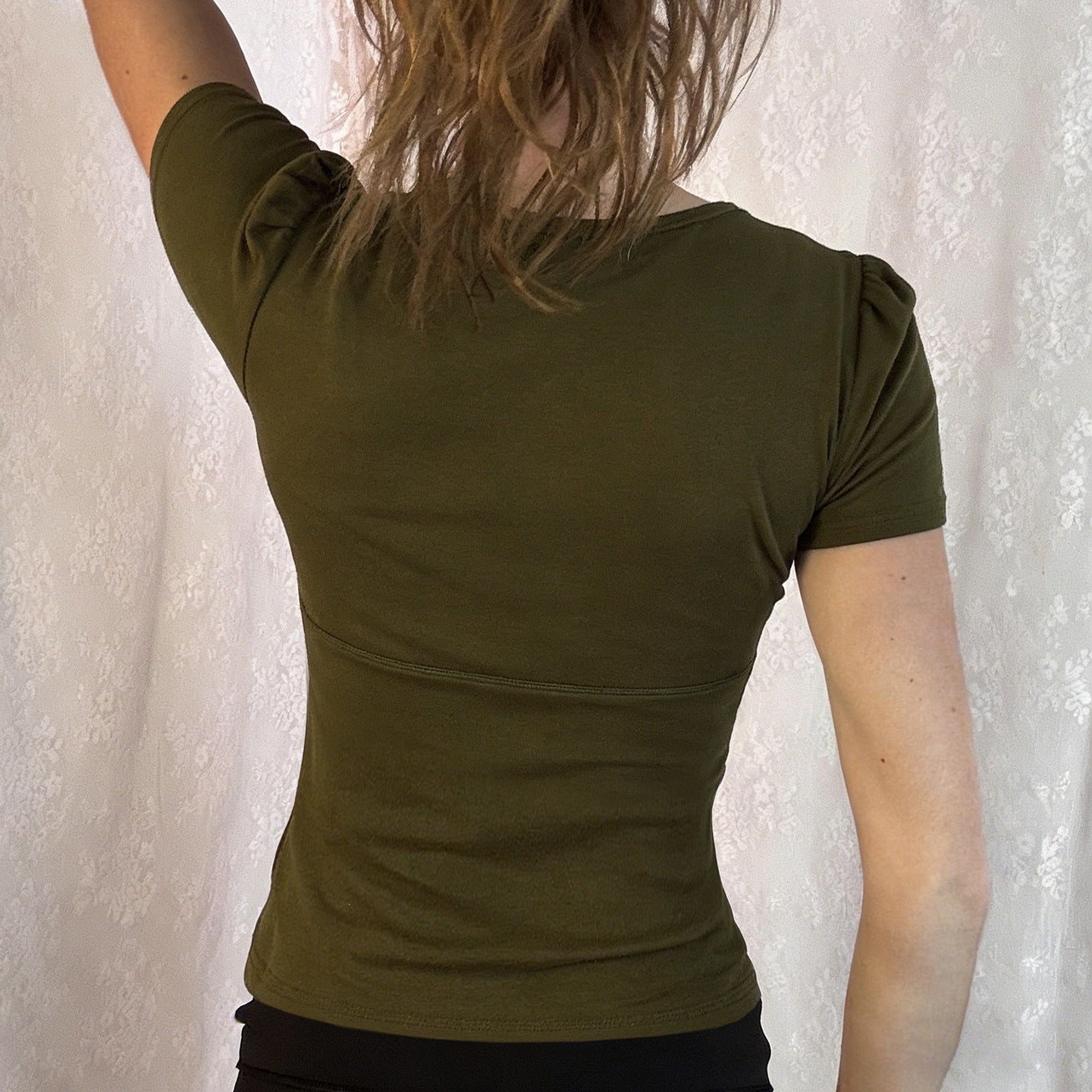Damen Kurzarmshirt mit dekorativen Knopf- und Stickdetails R&B