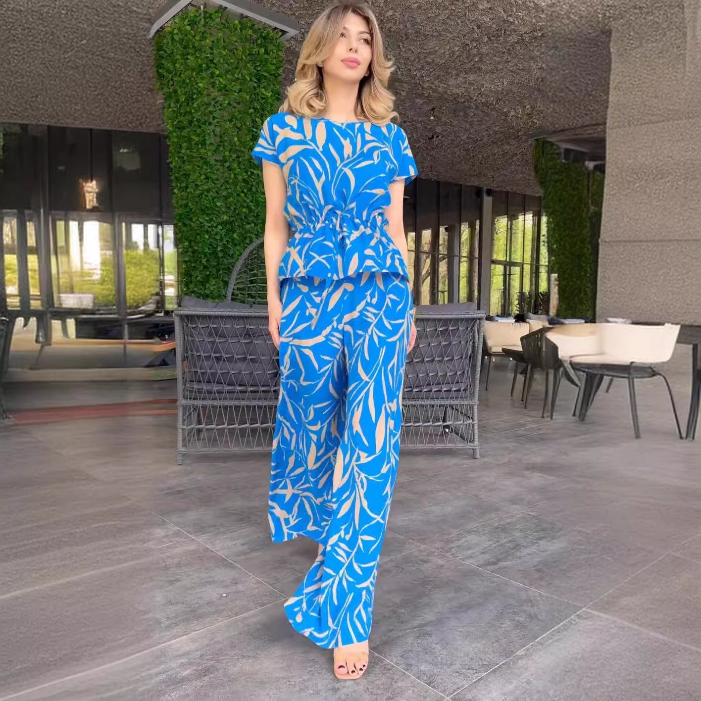 Damen Flowing Jumpsuit mit floralem Design und elastischer Taillierung R&B