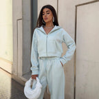 Damen Sportliches Outfit mit cropped Hoodie und weiten Jogginghosen R&B