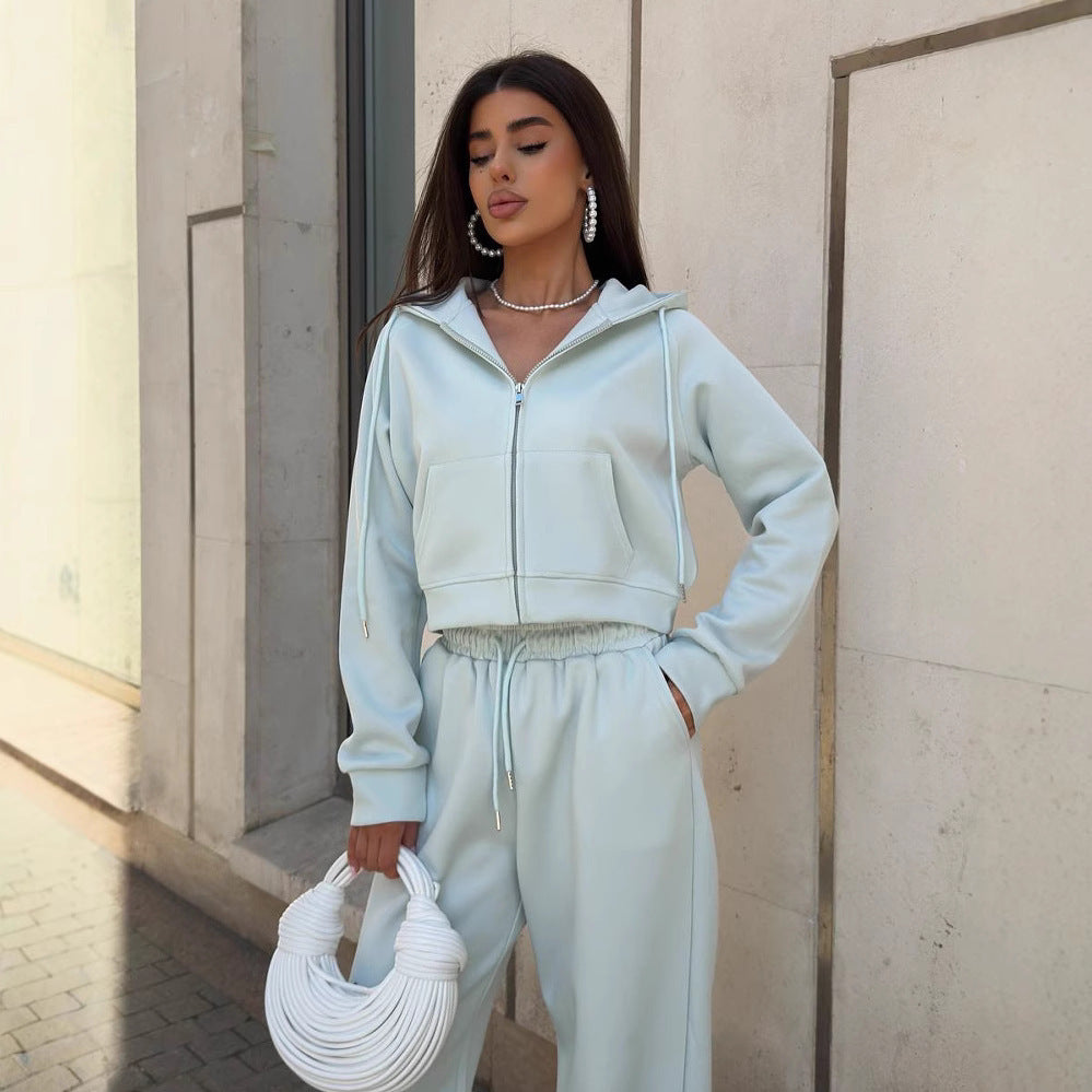 Damen Sportliches Outfit mit cropped Hoodie und weiten Jogginghosen R&B