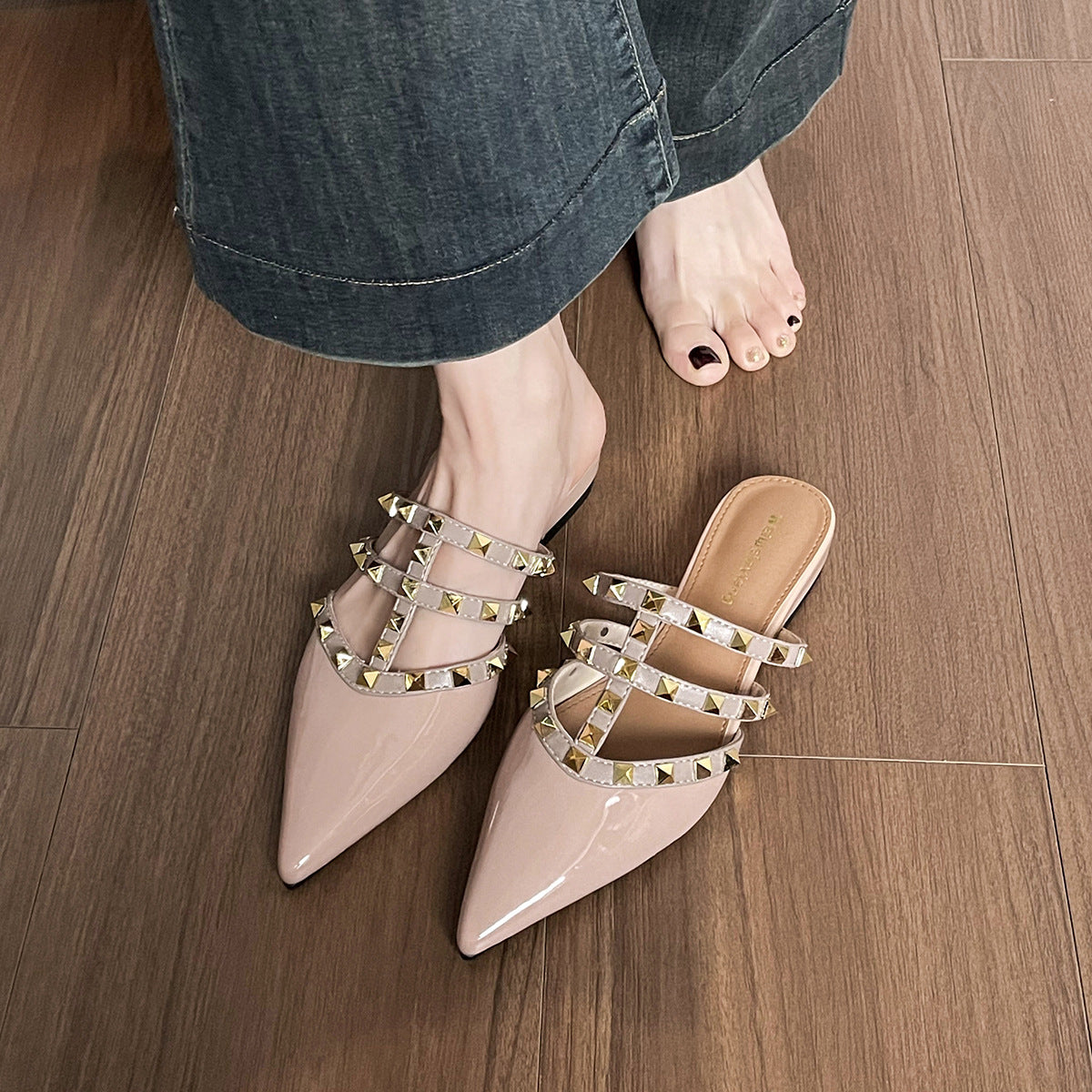 Damen Mules mit eleganten Nieten und spitzem Zehenbereich