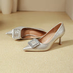 Damen elegante spitze Absatzpumps mit glamourösem Schmuckdetail