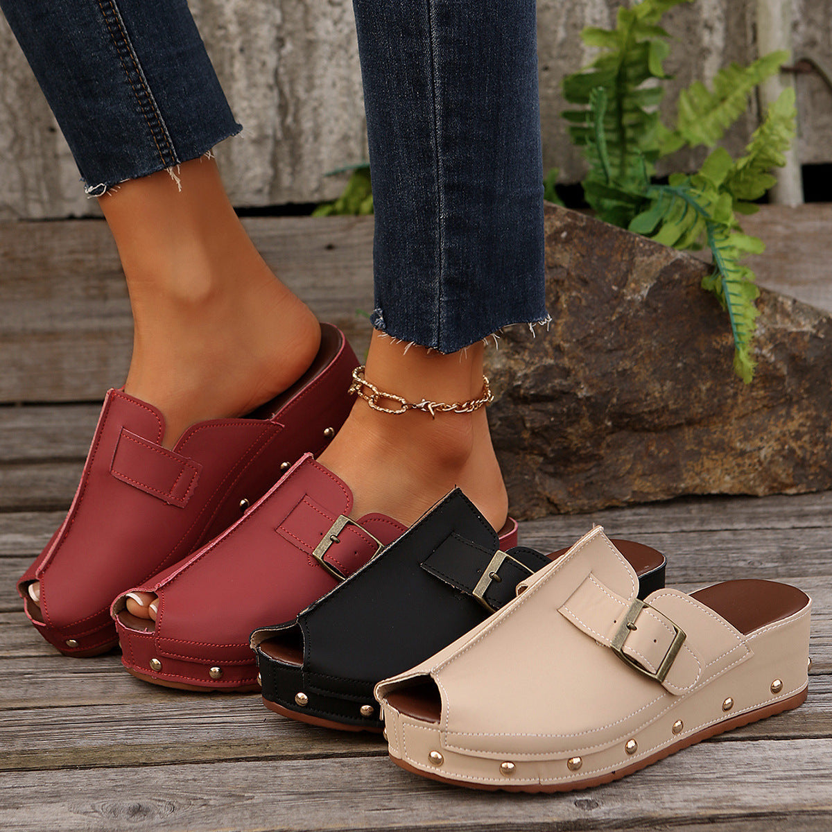 Damen Offene Clogs mit modischen Nieten und verstellbarem Riemen EB