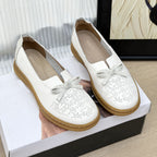 Damen Mokassin-Schuhe mit modischem Schnitt und perforierten Details