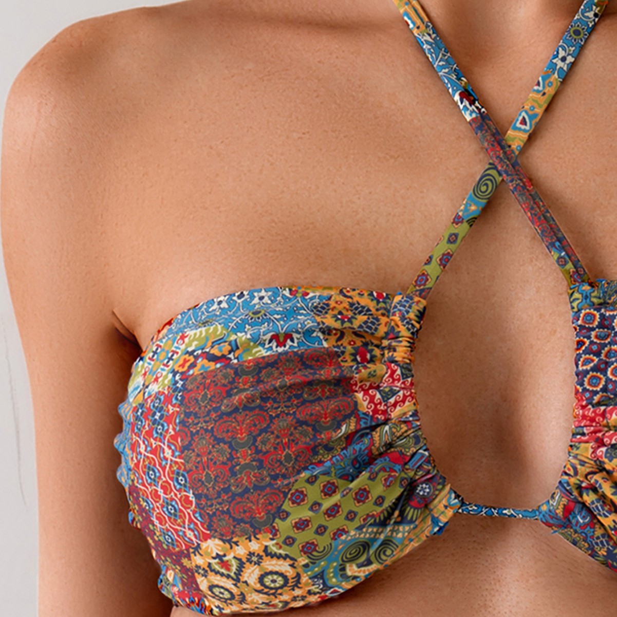 Damen Bandeau-Bikini mit verspieltem kräftigem Muster