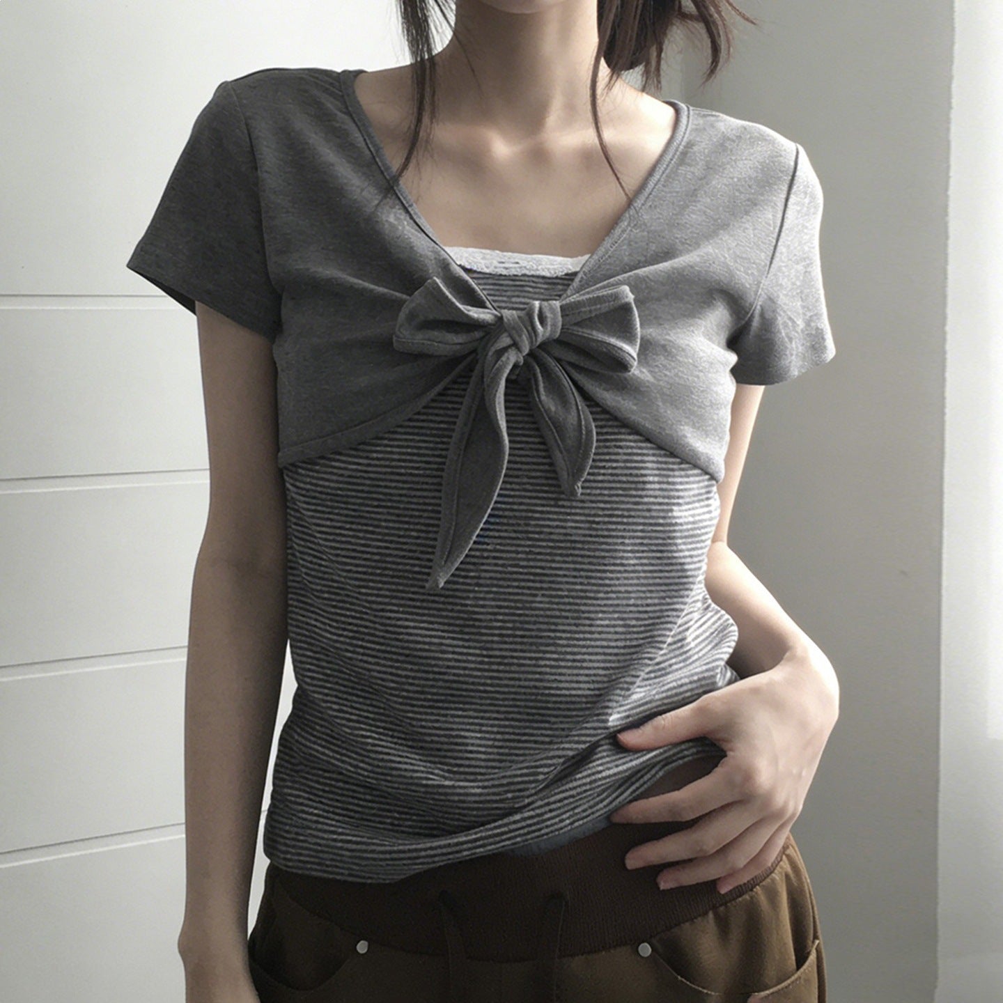 Damen kurzes T-Shirt mit Knoten-Detail und gestreiftem Design R&B
