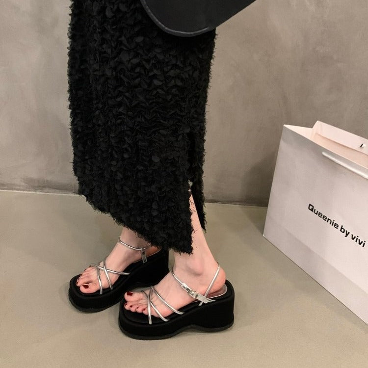 Damen Plattform-Sandalen mit verstellbarem Riemen und elegantem Metallic-Akzent