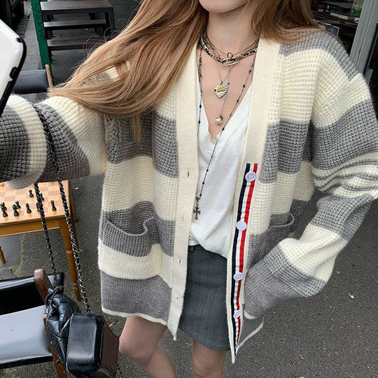 Damen lässiger Strickcardigan mit gestreiftem Muster und praktischen Taschen R&B