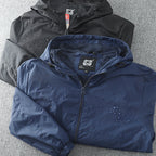 Herren leichte Windjacke mit verstellbarem Kapuzenkragen und atmungsaktiven Einsätzen Hedi-Mode