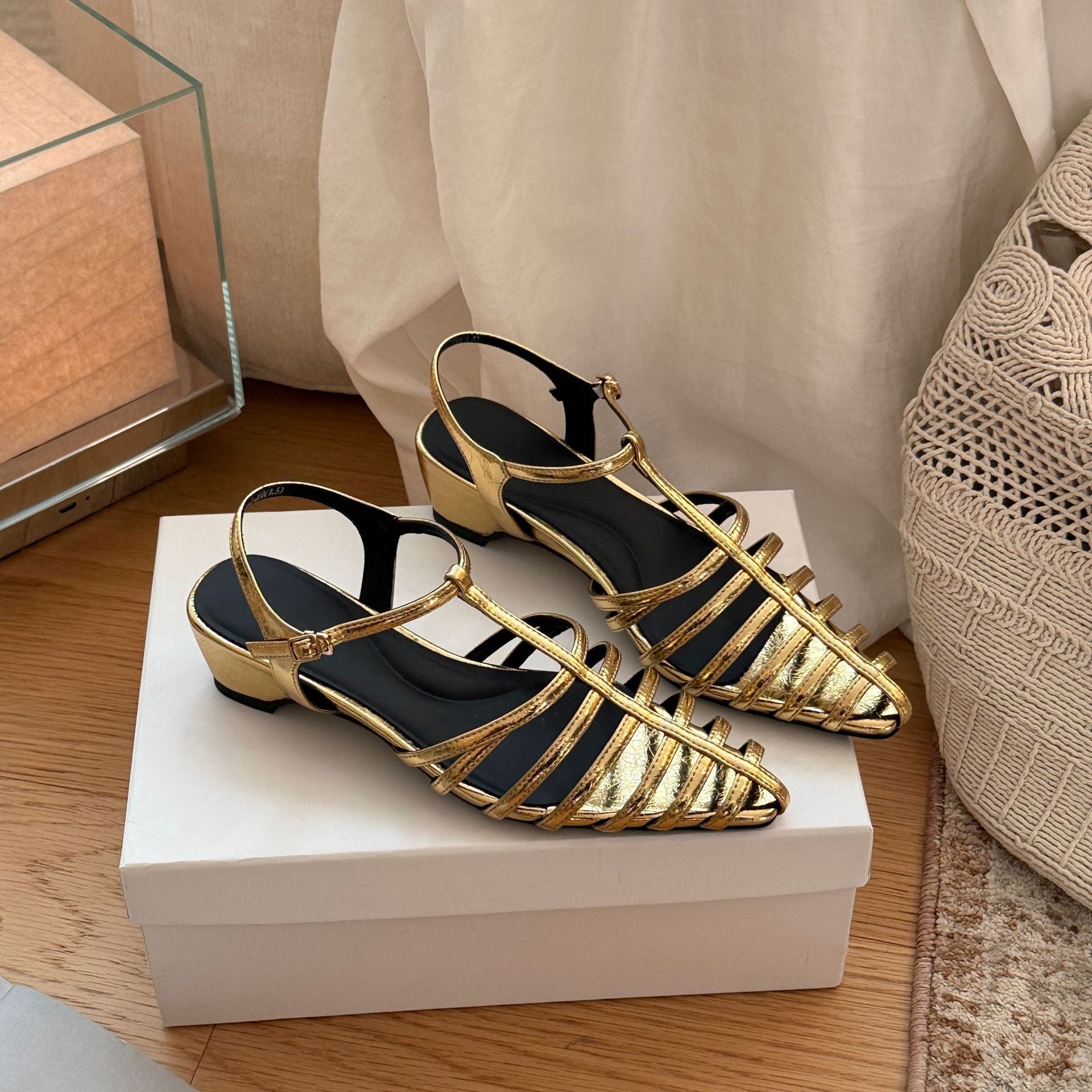 Damen elegante Slingback Sandalen mit goldener Metalloberfläche R&B
