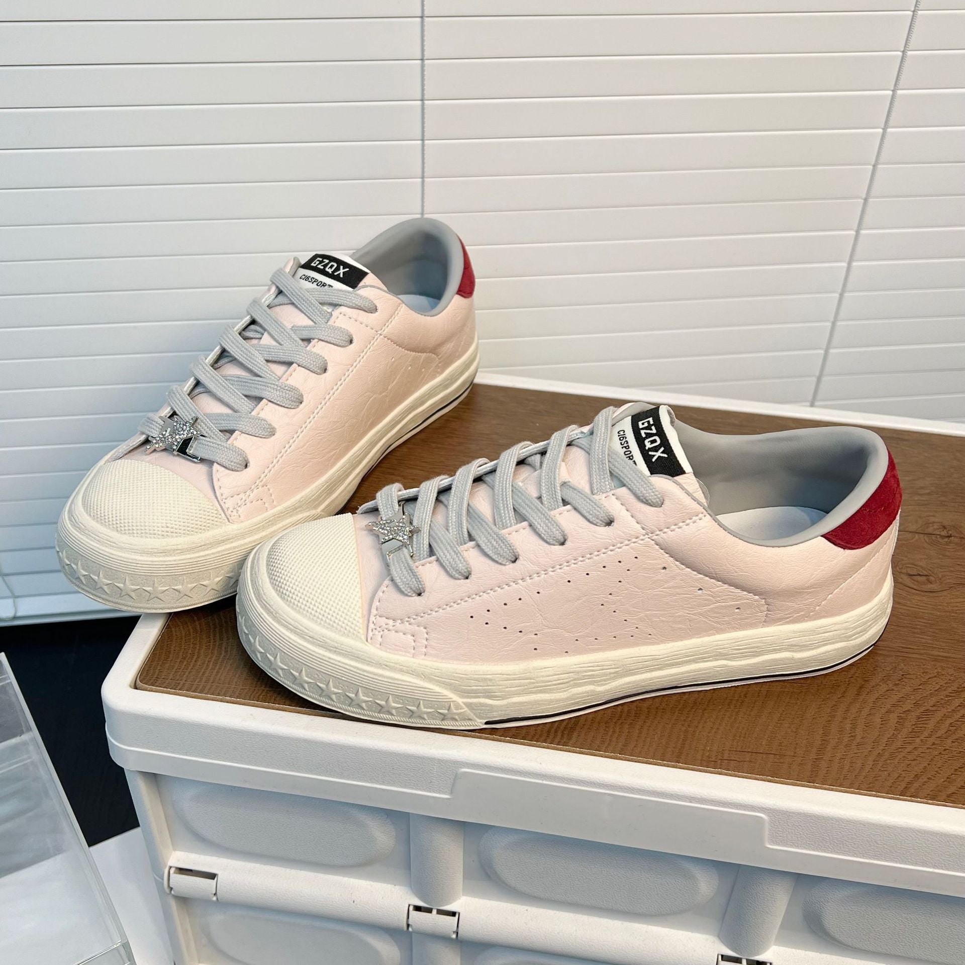 Damen Sneakers mit atmungsaktiver Lederoberfläche und rutschfester Gummisohle R&B