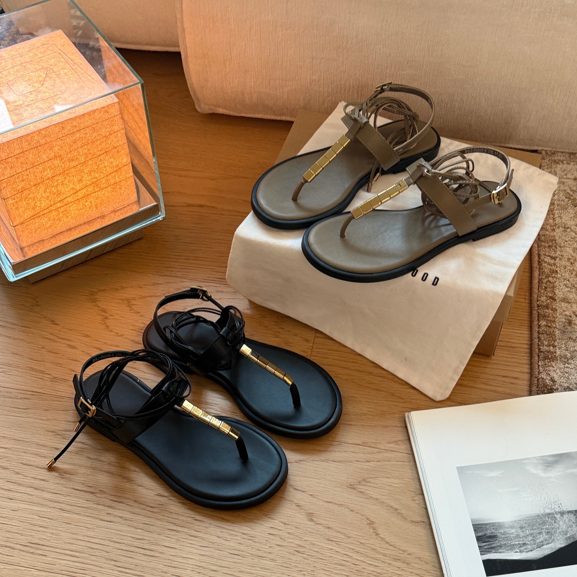 Damen Modische Zehentrenner-Sandalen mit verstellbarem Riemen und goldener Schnalle
