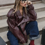 Damen modische kurze jacke im urbanen Stil mit Schulterdetails