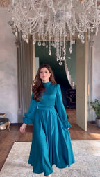 Damen Fließendes Abendkleid mit eleganten Puffärmeln und hohem Kragen R&B