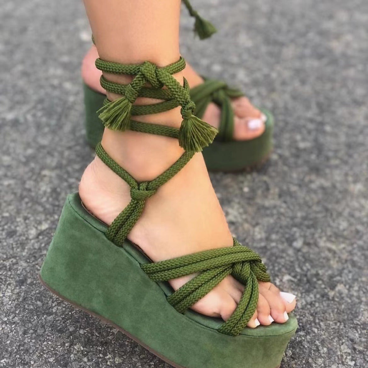 Damen Wedge-Sandalen mit verstellbarem Schnürdesign und eleganten Quasten R&B