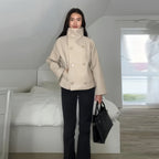 Damen Modische oversized Jacke mit hohem Kragen und dekorativen Knopfdetails R&B