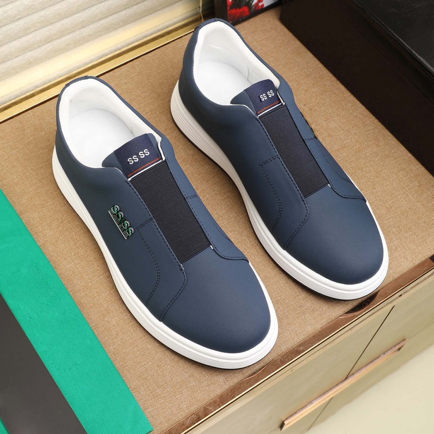 Damen Sportliche Slip-On Sneakers mit flexibler Sohle und dämpfendem Komfort R&B